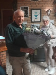 Jan wordt bedankt voor zijn trouwe diensten.